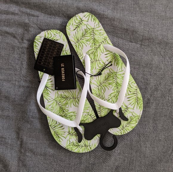 π΄ NWT F21 Palm Leaf Flip Flops π΄ - Picture 2 of 8